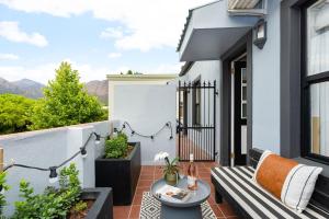 uma varanda com vista para as montanhas em The Tram Stop em Franschhoek