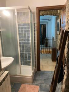 bagno con doccia, lavandino e specchio di La Casa Rossa Arcola Con Vista ad Arcola