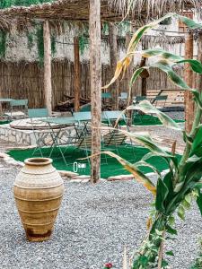 a large vase sitting in the middle of a yard at Alaqur View Inn نزل واجهة العقر in Nizwa