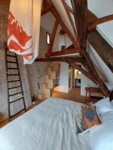 een slaapkamer met een groot bed en een ladder bij De Zomere B&B in Brugge