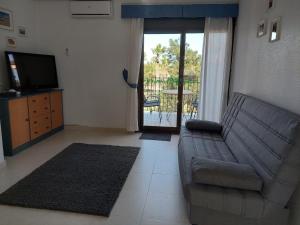 a living room with a couch and a television at L.A. Apartment in Los Alcázares