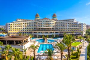 een uitzicht op het resort met een zwembad en palmbomen bij Kirman Sidemarin Beach & Spa in Side