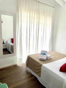 una camera con un letto e una grande finestra di Casa Mar a Els Poblets