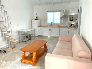 una cucina con divano e tavolo in una camera di Casa Mar a Els Poblets
