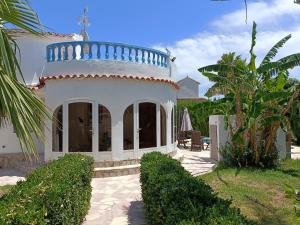 una casa bianca con una cupola blu sopra di Casa Mar a Els Poblets