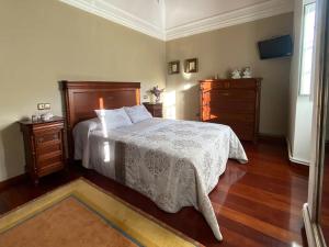 een slaapkamer met een bed en twee dressoires. bij O Rincón de Mercedes in Jove