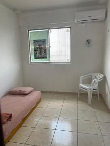 um quarto com uma cama e uma cadeira em Apto na Avenida Marques de Herval em Belém