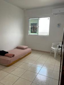 um quarto com uma cama, uma janela e piso em azulejo em Apto na Avenida Marques de Herval em Belém