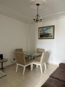 uma sala de jantar com mesa e cadeiras em Apto na Avenida Marques de Herval em Belém