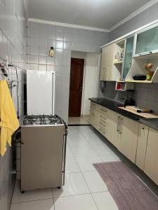 uma cozinha com um fogão e um frigorífico em Apto na Avenida Marques de Herval em Belém