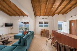 A television and/or entertainment centre at Villa Cleronomia, private pool, seaview,