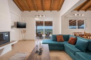 A television and/or entertainment centre at Villa Cleronomia, private pool, seaview,