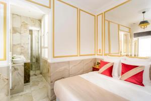 Luxury 3 Bedrooms 2 Bathrooms Apartment - Opera Louvre في باريس: غرفة نوم بسرير كبير وحمام