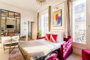 um quarto com uma cama e uma sala de estar em Luxury 3 Bedrooms 2 Bathrooms Apartment - Opera Louvre em Paris