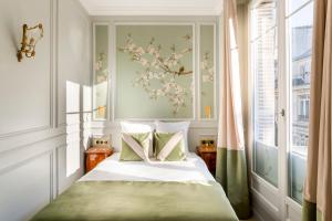 Un pat sau paturi într-o cameră la Luxury 3 Bedrooms 2 Bathrooms Apartment - Opera Louvre