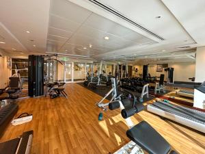 Fitness centrum a/nebo fitness zařízení v ubytování HiGuests - Lake-view Studio in Vibrant Area in JLT