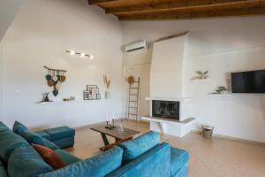 A television and/or entertainment centre at Villa Cleronomia, private pool, seaview,