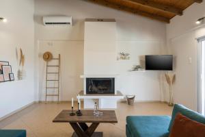 A television and/or entertainment centre at Villa Cleronomia, private pool, seaview,