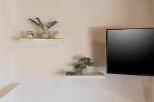 A television and/or entertainment centre at Villa Cleronomia, private pool, seaview,