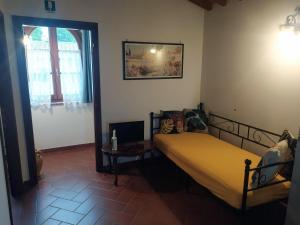 1 dormitorio con cama, mesa y ventana en Da TILLI alla Fornace - Agriturismo, en Montaione