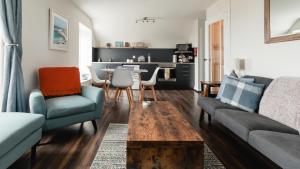 Posezení v ubytování May Isle Apartment