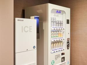 Cette chambre comprend un réfrigérateur et une machine à glaçons. dans l'établissement Hotel Wing International Premium Osaka-Shinsekai, à Osaka