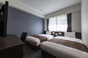 Hotel Wing International Premium Osaka-Shinsekai في أوساكا: غرفة فندقية بسريرين ونافذة +37 صورة