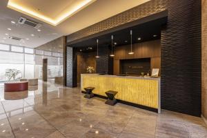 Hotel Wing International Premium Osaka-Shinsekai في أوساكا: لوبي مكتب مع كونتر وبار