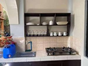 encimera de cocina con fregadero y fogones en Tara staycation unit en Boracay