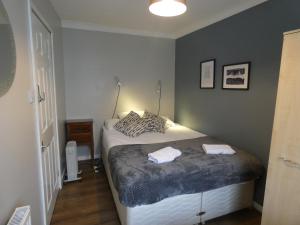 um quarto com uma cama com duas toalhas em 3 Bedroom House for Brecons and Bike Park Wales em Merthyr Tydfil