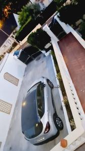 an overhead view of a car parked on a driveway at Appartement très lumineux in Sevran