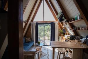 eine Küche und ein Wohnzimmer mit einem großen Fenster in der Unterkunft ליילה בגליל in Beit Hillel