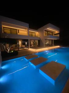 ein Schwimmbad vor einem Haus in der Nacht in der Unterkunft Villa Nova Kos island in Kos-Stadt