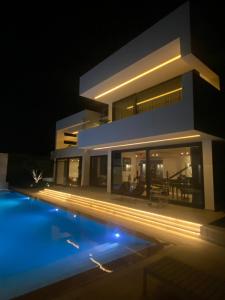 ein Haus in der Nacht mit Pool davor in der Unterkunft Villa Nova Kos island in Kos-Stadt