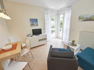 ein Wohnzimmer mit einem Sofa und einem Tisch in der Unterkunft Villa Schwan in Binz - WG 19a "Kornblume" in Binz