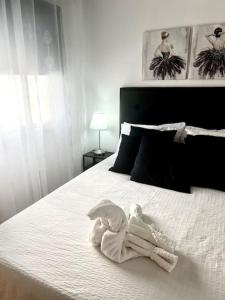 un par de toallas plegadas en una cama en Apartamento céntrico y acogedor EVA, en Santa Cruz de Tenerife