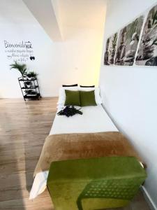 a room with a bed and a green bench at Apartamento céntrico y acogedor EVA in Santa Cruz de Tenerife