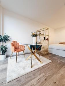 1 dormitorio con escritorio, silla y cama en SKY HOME, en Frankfurt
