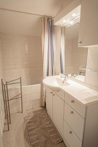 La salle de bains est pourvue d'un lavabo, d'un miroir et d'une baignoire. dans l'établissement Domaine De Sigalous, à La Crau