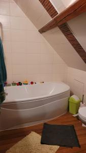 Koupelna v ubytování CHAMBRE D'HOTE A 15 MIN DU CIRCUIT DES 24H DU MANS