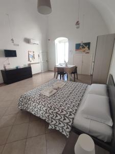 ein Wohnzimmer mit einem Bett und einem Tisch in der Unterkunft La dimora di Roberto in Santeramo in Colle