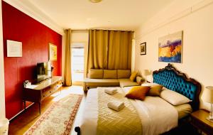 um quarto de hotel com uma cama e um sofá em Pang's Guesthouse em Mestre
