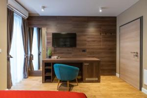 Uma TV ou centro de entretenimento em Hotel Sky