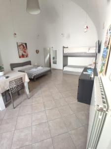 Pokój z 2 łóżkami piętrowymi i podłogą wyłożoną kafelkami w obiekcie La dimora di Roberto w mieście Santeramo in Colle