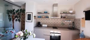 a kitchen with a sink and a counter top at AR28-1, Coqueto apartamento en primera línea de playa in Villajoyosa