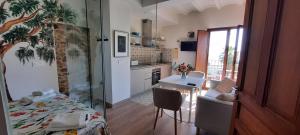 AR28-1, Coqueto apartamento en primera línea de playa في فايلاجويوسا: غرفة نوم بسرير وطاولة ومطبخ