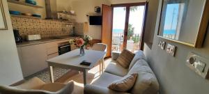 a living room with a couch and a table at AR28-1, Coqueto apartamento en primera línea de playa in Villajoyosa