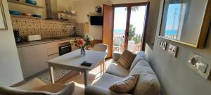 ein Wohnzimmer mit einem Sofa und einem Tisch in der Unterkunft AR28-1, Coqueto apartamento en primera línea de playa in Villajoyosa