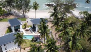 uma vista aérea de uma casa na praia em Meet Up Villa 