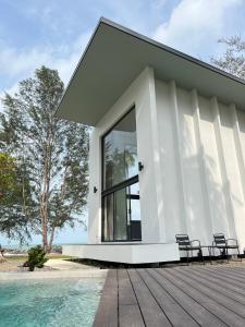 een gebouw met twee stoelen op een houten terras bij Meet Up Villa 